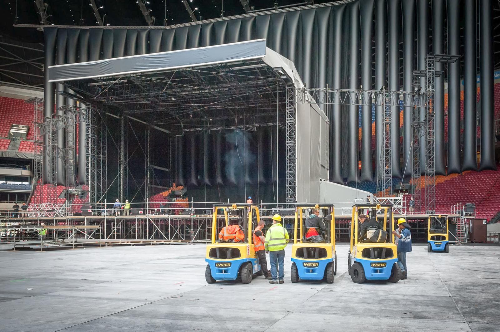 Hartman Local Crew aan het werk op de bouw van een podium